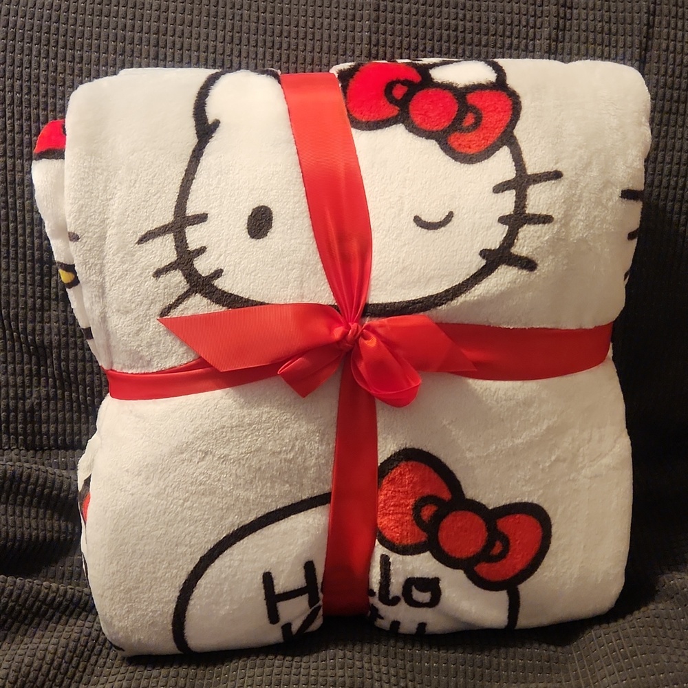 NWT Sanrio Hello Kitty Heads Speech Bubble Grey Plush Blanket - Full/Queen